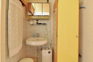 Waschbecken Durchgang zum Bad