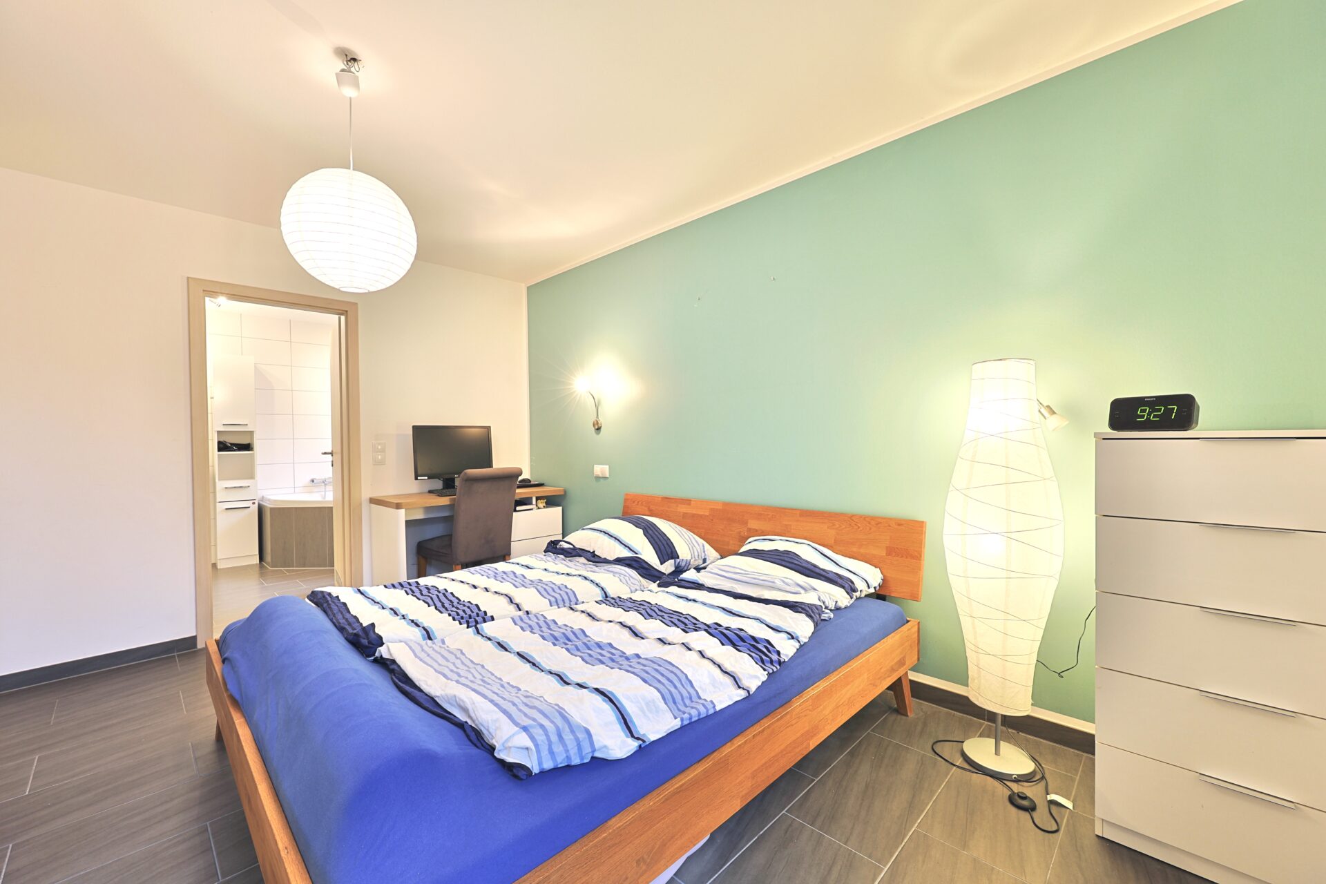 Elternschlafzimmer mit Zugang zum Bad