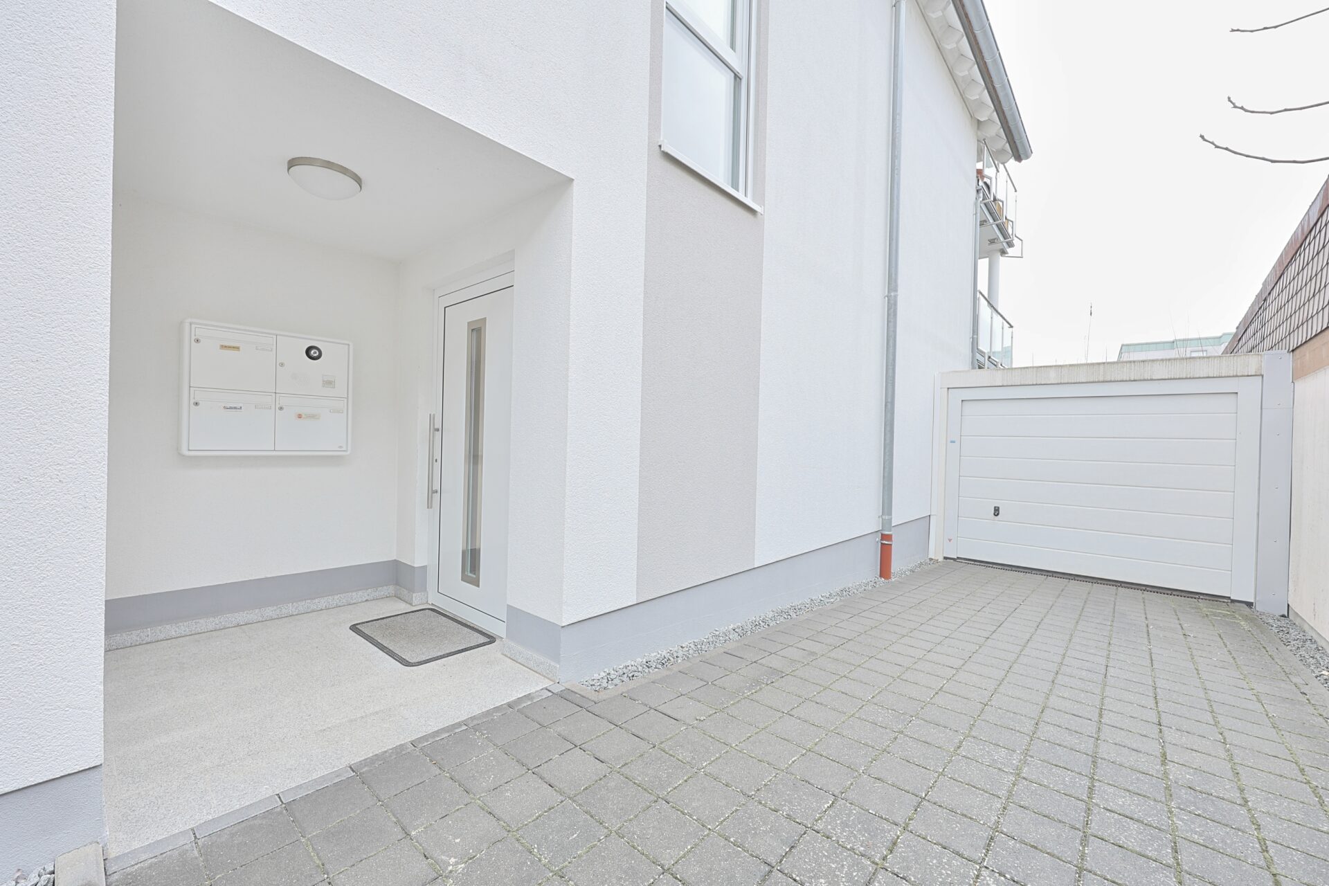 Hauseingang / Einfahrt mit Garage